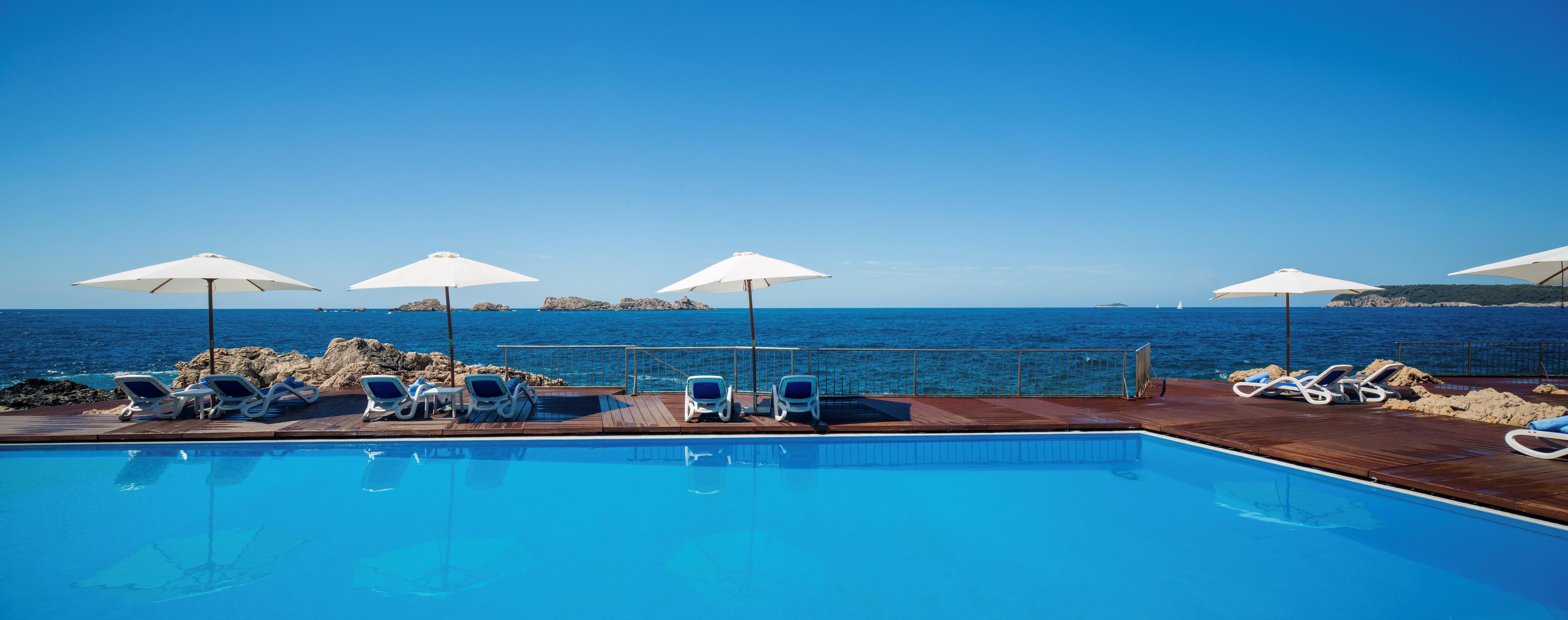 Royal Ariston Hotel Dubrovnik Bagian luar foto The swimming pool at the hotel