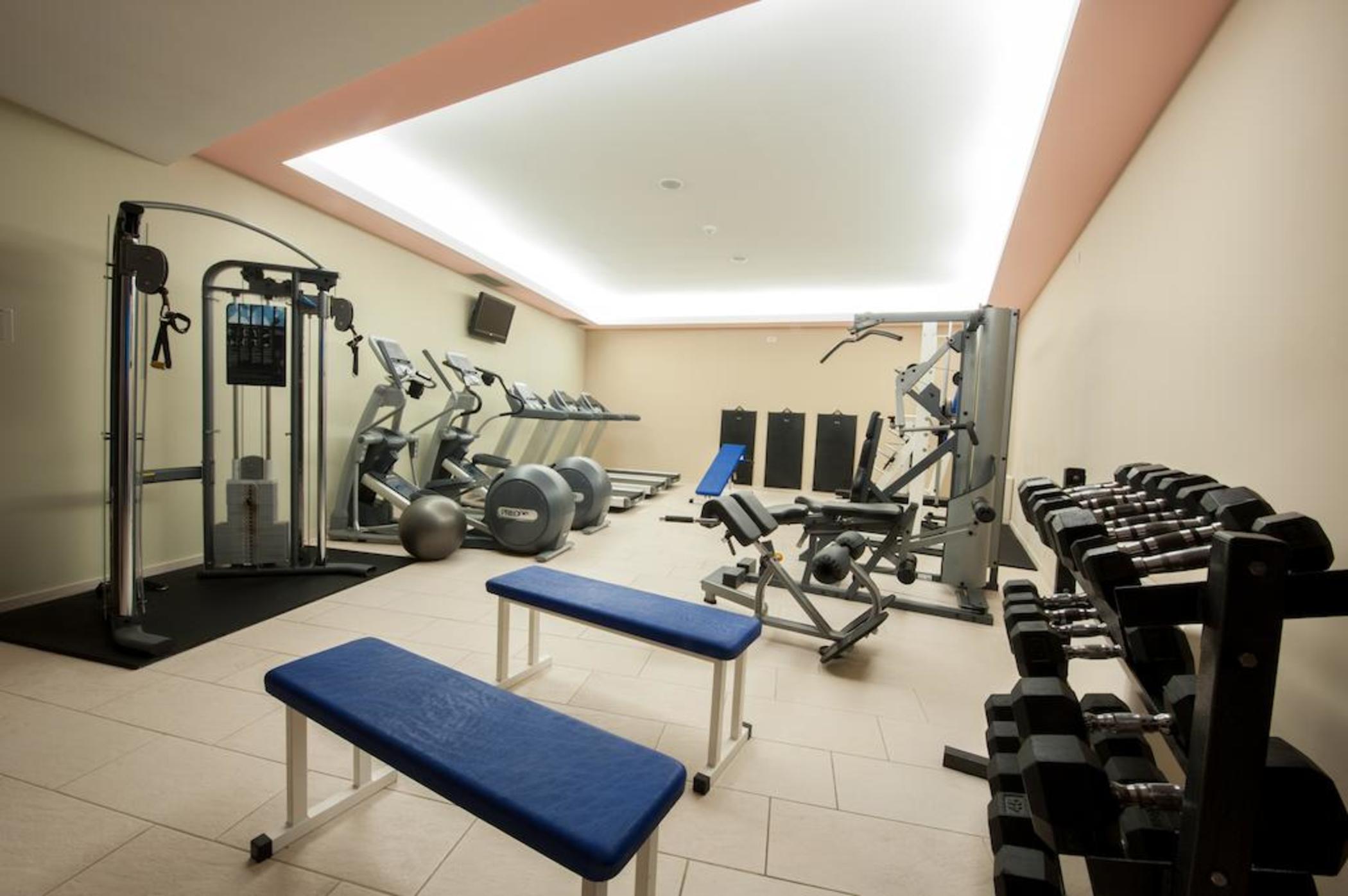 Royal Ariston Hotel Dubrovnik Bagian luar foto A gym at a hotel