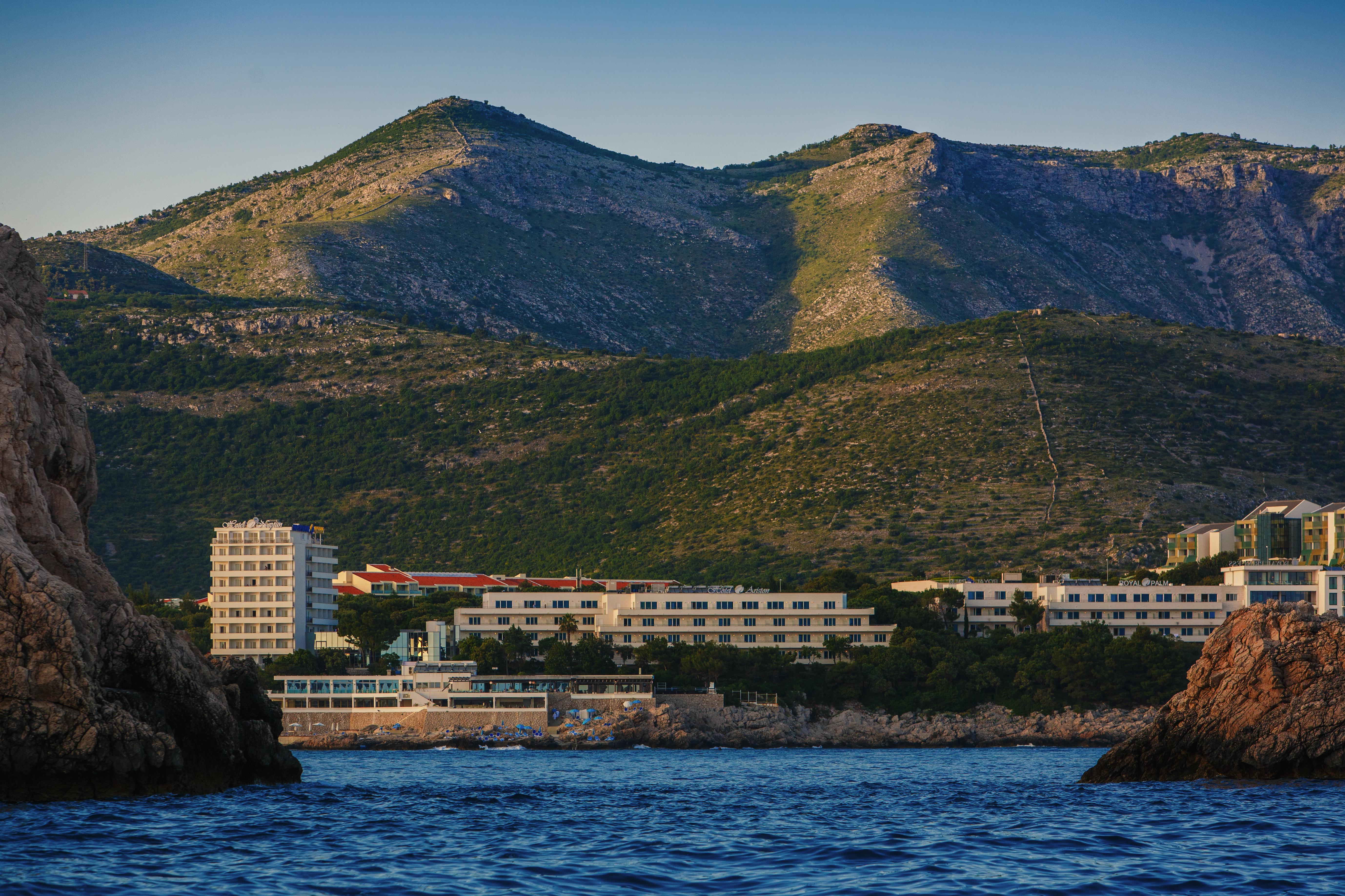 Royal Ariston Hotel Dubrovnik Bagian luar foto View of the resort from the sea